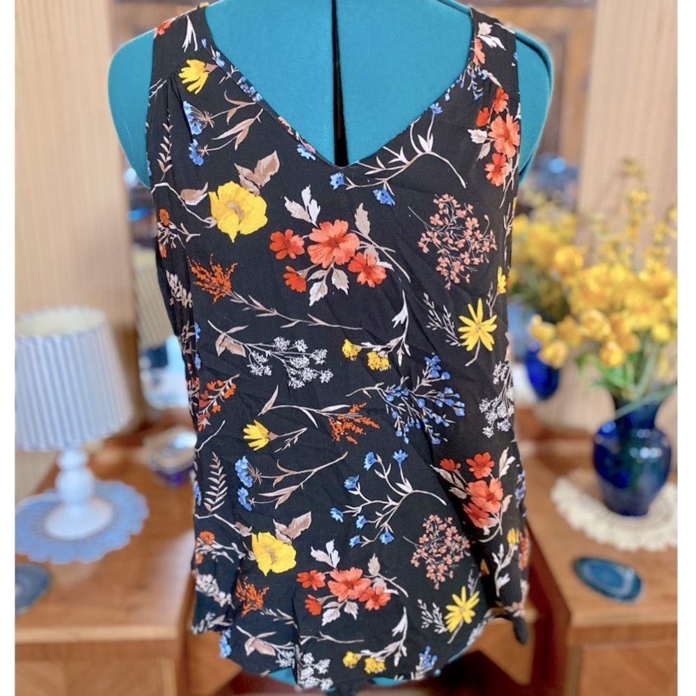 Sleeveless blouse.